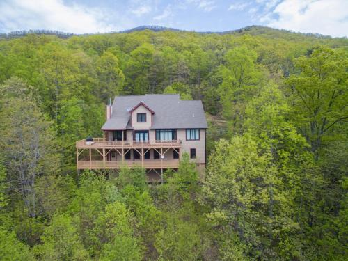 Laurel Ridge Casa | Viewmont Deck, Fire Pit & Breathtaking Mountain Views!