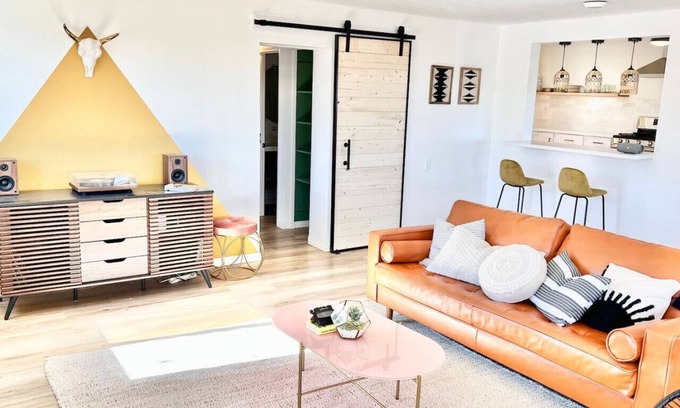Twentynine Palms Casa | ✧VIEWS✧ 6min to Joshua Tree walk to bars + firepit