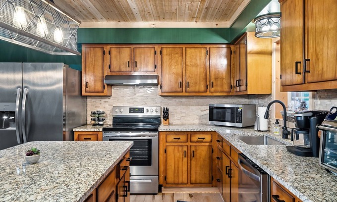 Gatlinburg - Pigeon Forge Casa | Views, Hot Tub, Close to Dollywood, Gatlinburg and Smoky Mountain National Park