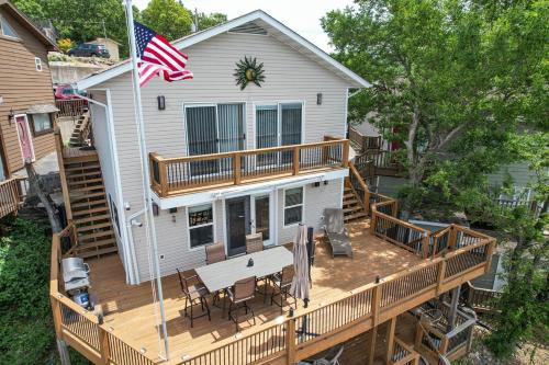 Osage Beach Casa | VIEWS! Lakefront Family Home - Swim Dock - 3 Decks