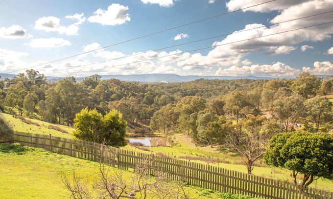 Panton Hill Apartamento | Views, nature, cosy, close to wineries and hiking, campfire, dogs welcome