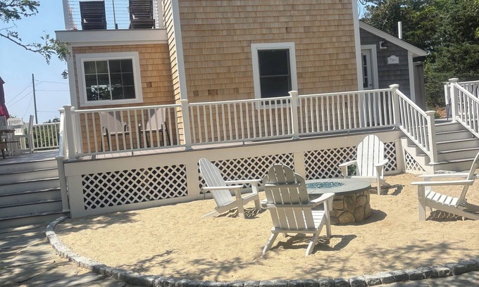 Campground Landing Cabaña | Vistas de la bahía de Cape Cod en Campground Beach, A / C, calor, wifi, ducha al aire libre