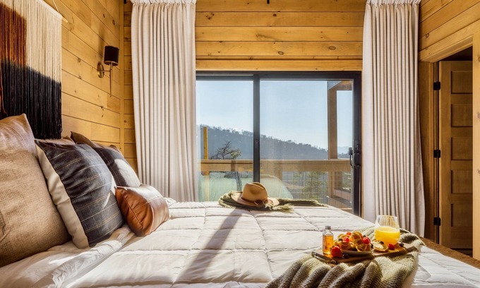 Gatlinburg - Pigeon Forge Cabina | VIEWS! Pool-peloton-game room-theater-hot tub!