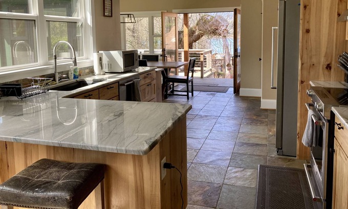 Cascade Locks Casa | VIEWS! Stunning riverfront property-hiking and waterfalls nearby! Pet friendly!