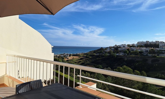 Porto de Mos Apartamento | Vila Apostol - Splendid Oceanview Apartment near Porto de Mos Beach in Lagos.