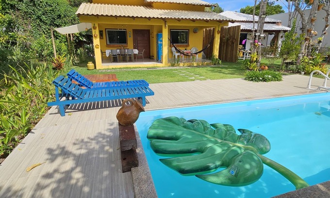 Prado Casa | Vila Axé Casa Amarela Guaratiba Prado/ba 2qts,ar,piscina,50m da Praia. 8 Pessoas