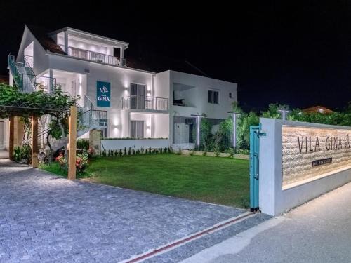 Zeljeznica Casa | Vila Gina
