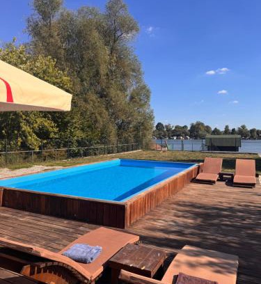 Novi Beograd Casa | Vila Sava with Pool & Jacuzzi and House Boat