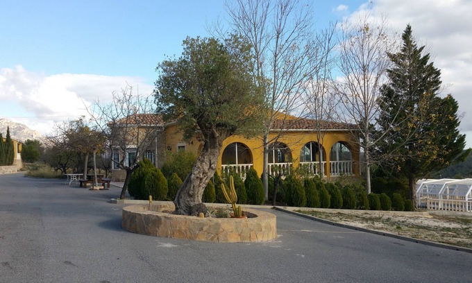 Tibi Chalet De Esquí | Chalet a 15min de Alicante, WiFi gratis, piscina cubierta, ideal familias.