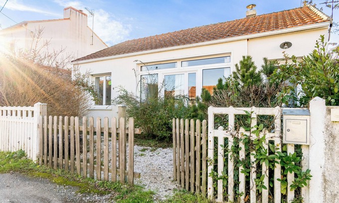 Pornic Villa | Villa '190, Chic, Sobre, Plage À Pied, 6 P' con terraza privada y jardín privado