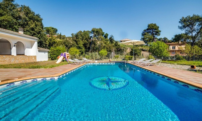 Palafolls Chalet De Esquí | Villa 20 pax con gran piscina privada, jardín y bbq. Cocina y comedor al aire libre. 10 dormitorios. Wifi gratis. Vivalidays Villa Genis.