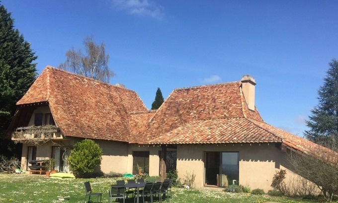 Buros Casa | Villa de 400 m² con jardín de 6000 m² y piscina
