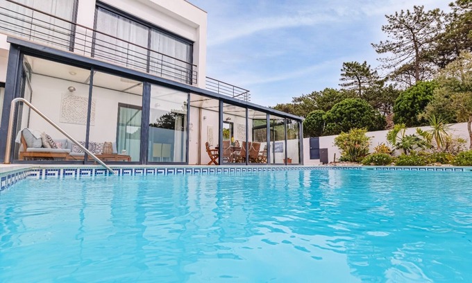 Nazare Villa | Villa-4Bedroom-3Bathroom-Pool-PetFriendly