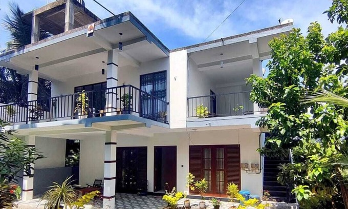 Thiranagama Apartamento | Villa 51 ,Spacious 4-bedroom apartment with WiFi, AC in enchanting Hikkaduwa