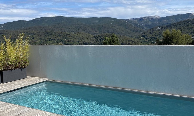 Auriol Casa | Villa 6 persons near Cassis Marseille Aix en Provence swimming pool barbecue view