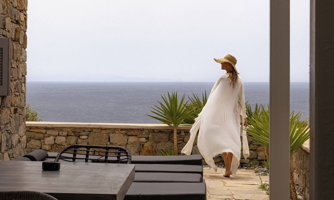 Paradise Apartamento | Villa 9 - Sea View, Private Jacuzzi for 5, Shared Pool,Gym,Bar