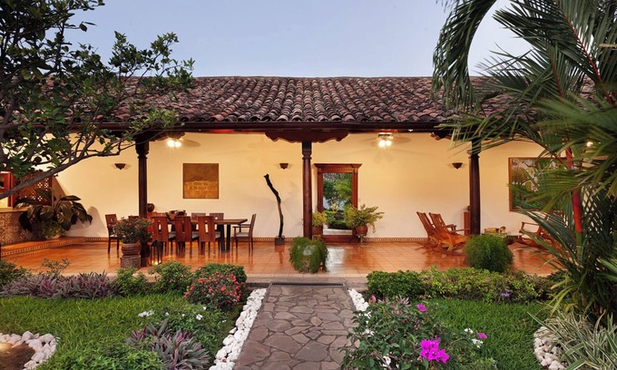 Granada Casa | Villa Adela, casa colonial renovada, 12,000 pies cuadrados, w / piscina, en el corazón de