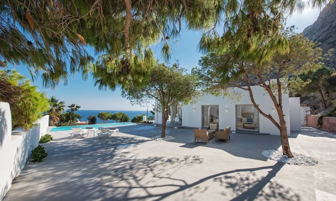 Kamari Villa | Villa Adrali, 4 habitaciones, piscina privada.