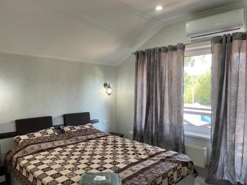 Chisinau Casa | Villa aeroport розовый дом