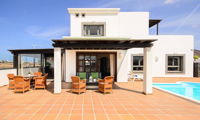 Playa Blanca Villa | Villa "Aguamarina 4" con piscina, terraza, balcón, jardín y Wi-Fi