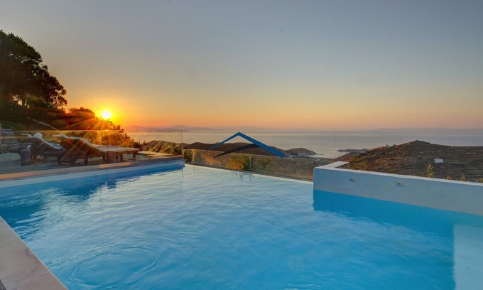 Kea Villa | Villa Ailea con una piscina infinita y una gran puesta de sol y vistas al mar.