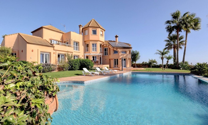 San Roque Villa | Villa "Alcaidesa Vistas al mar" con vistas al mar, piscina y Wi-Fi
