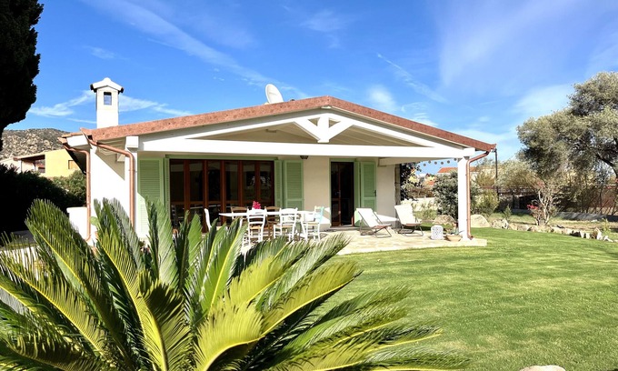San Teodoro Villa | Villa 'Alzoni' con vistas a la montaña, Wi-Fi y aire acondicionado