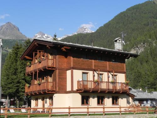 Champoluc Cama Y Desayuno | Villa Americana Chambres d'Hotes