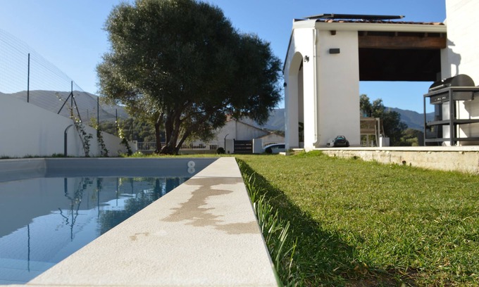 Castiadas Villa | Villa Ami - Lussuosa Villa con Piscina a Soli 3 Minuti dal Mare