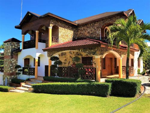 La Vega Province Casa | Villa Amila By Hospedify Hermosa Villa para 20 personas y a 4 minutos del Río de Jarabacoa