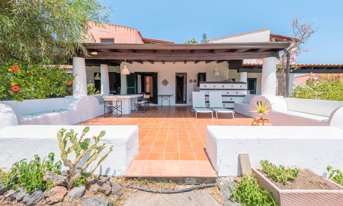 Vulcanello Villa | Villa 'Anna Maria' con vistas al mar, terraza privada y Wi-Fi