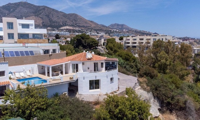 Torreblanca Villa | Villa Arriba con piscina climatizada, vistas al mar, cerca de la playa