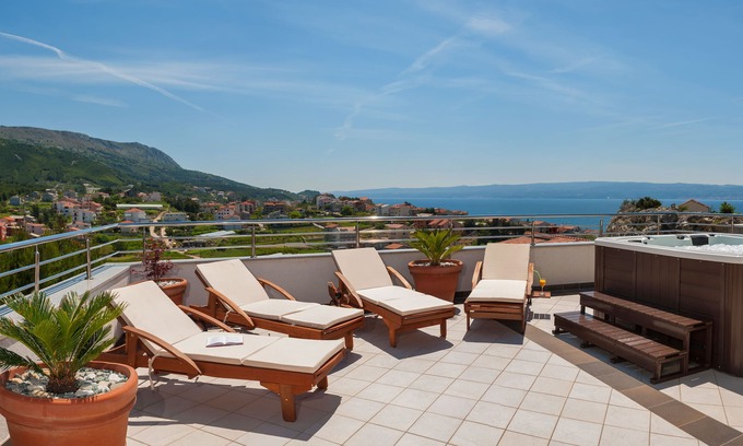 Podstrana Villa | ¡NUEVO! Villa Arya con piscina privada climatizada, gimnasio, sauna, jacuzzi en la azotea cerca de Split
