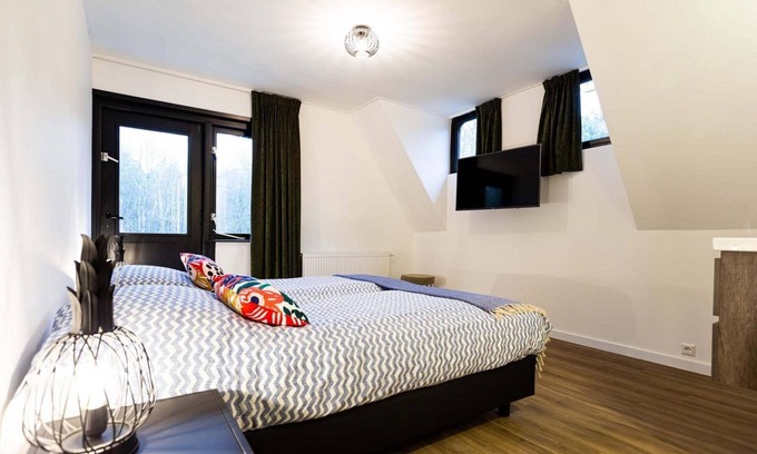 Beekbergen-Zuid Chalet De Esquí | ✓ Villa at Recreatiepark Beekbergen ✓ Holiday home for 8 persons ✓ Located in Beekbergen (Gelderland) ✓ Holiday park on the Veluwe ✓ Book directly through the park