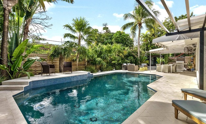 Coral Ridge Villa | Villa Azura -Luxury & Tropical w/ pool -By Viac