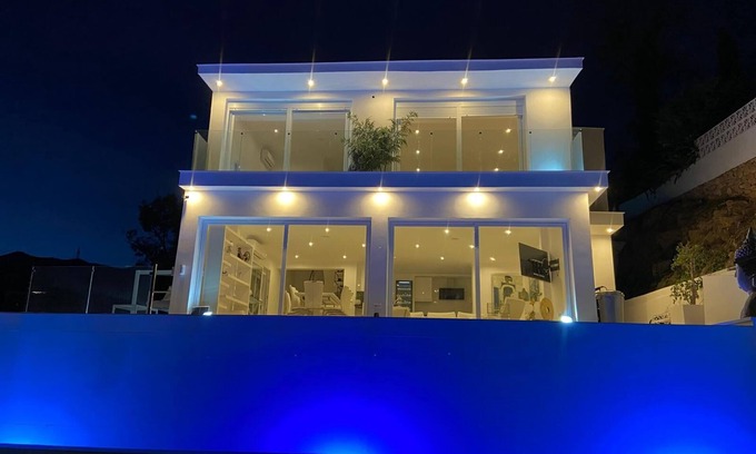 Torreblanca Villa | Villa 'Bali Málaga' con vistas al mar, Wi-Fi y aire acondicionado
