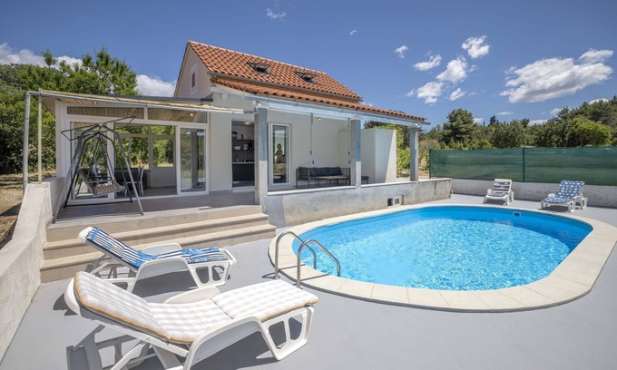 Supetar Casa | Villa Baras garden - house with pool