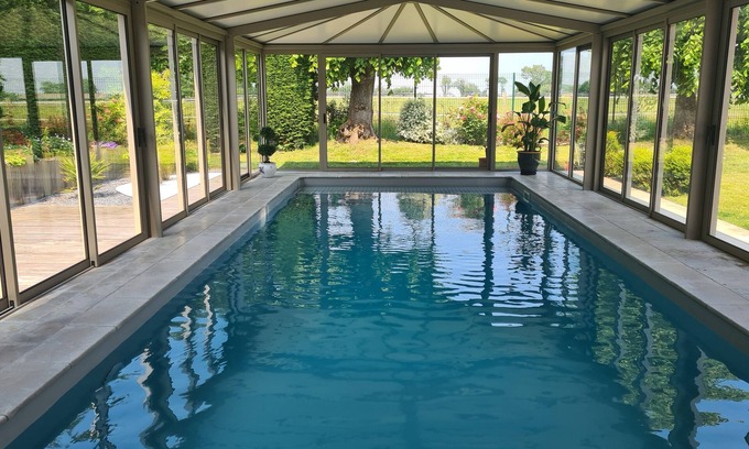 Gonneville-en-Auge Villa | Gran casa con piscina interior climatizada todo el año.