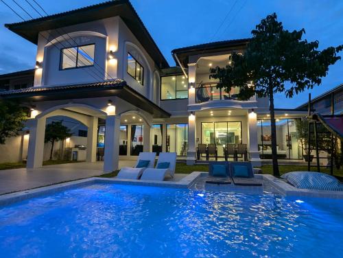 Central Pattaya Villa | Villa Bella 2 - 7 Bedroom Luxury Pool Villa - 14min to Walking Street