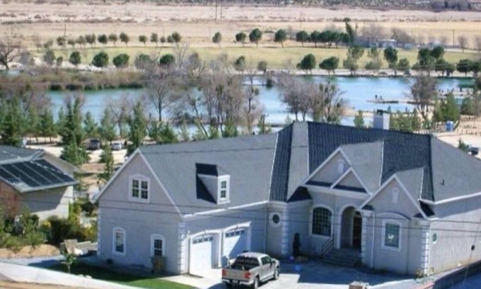 Hesperia Villa | Villa Bella by the lake! come and stay at our comfy upper unit at custom home.