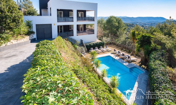 Olivella Villa | Una amplia y moderna villa con vistas panorámicas, piscina privada y A/C