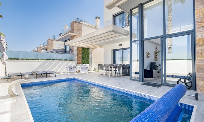 Orihuela Costa Villa | Villa "Belle" con piscina privada, terraza privada y Wi-Fi