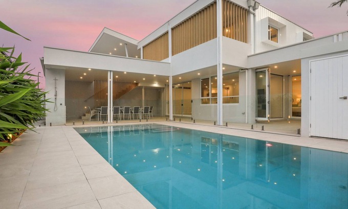 Caves Beach Casa | Villa Bianco- Luxurious six bedroom coastal escape with pool.
