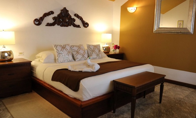 Belize City Cama Y Desayuno | Villa Boscardi - Deluxe King Room. Full Breakfast Included