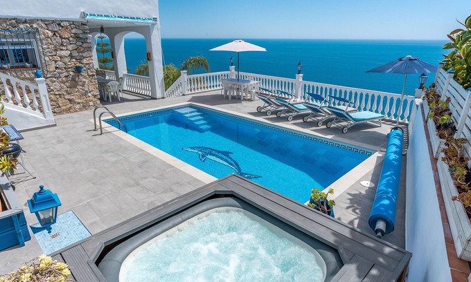 Almunecar Villa | Villa "Buganvilla" con vistas al mar, piscina, bañera de hidromasaje, terrazas y jardín