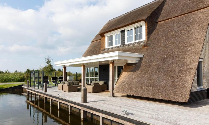Delfstrahuizen Villa | Villa junto al Agua con Sauna y Terraza