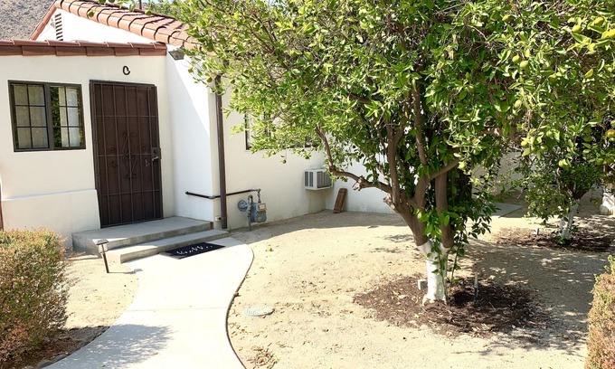 Historic Tennis Club Apartamento | Villa C - a studio with kitchen. A few steps from downtown Palm Springs! 👑