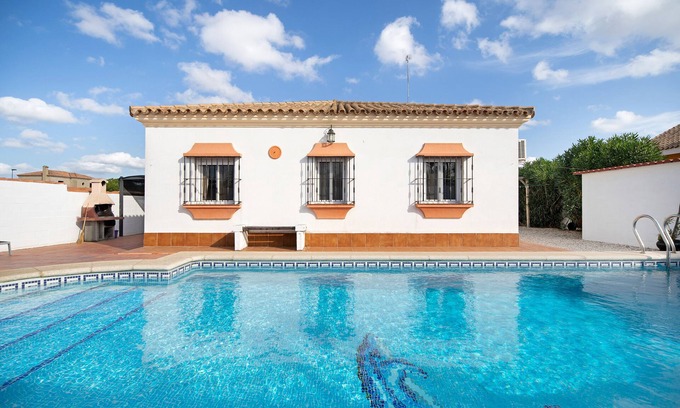 Chiclana de la Frontera Villa | Villa "Casa Caramelo" con piscina, terraza, A/C y Wi-Fi
