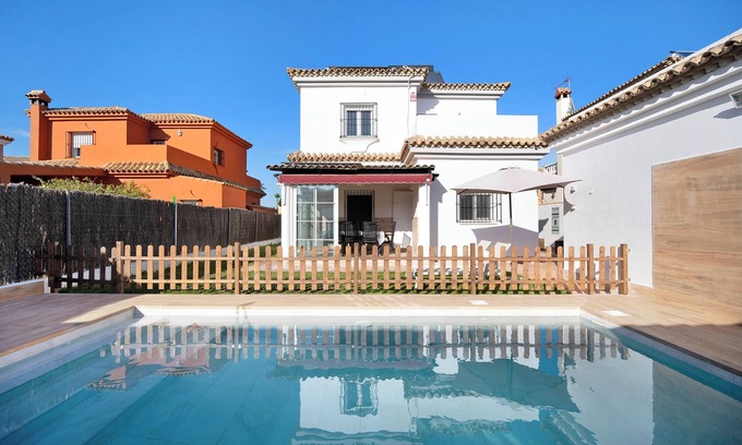 Poblado Sancti Petri Villa | Villa 'Cirpe Mar' con piscina privada, terraza privada y Wi-Fi