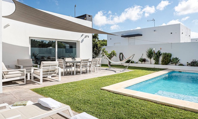 Chiclana de la Frontera Casa | Villa 'Chill Out Of City' con piscina privada, Wi-Fi y aire acondicionado